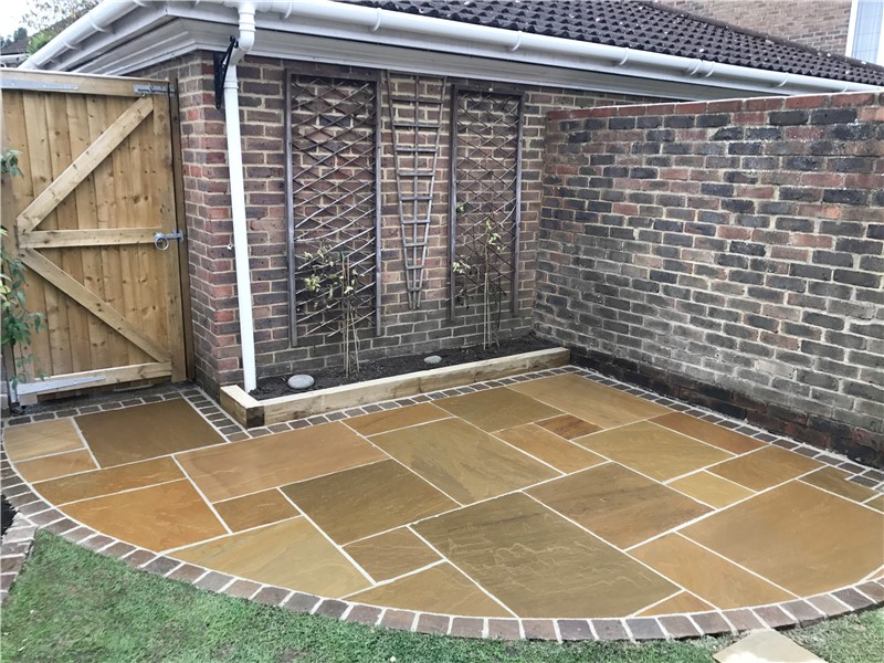 Our Rippon Buff is a mix of orange hues as well as a deeper mix of  pink, red and beige paving slabs .  This mix instantly brings a warm feel to your garden.