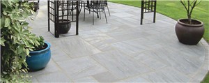 The Kandla Grey is a mix of light and dark grey paving slabs, bringing an array of silver waves to your garden.  When wet, the oink undertones in this paving are enhanced.